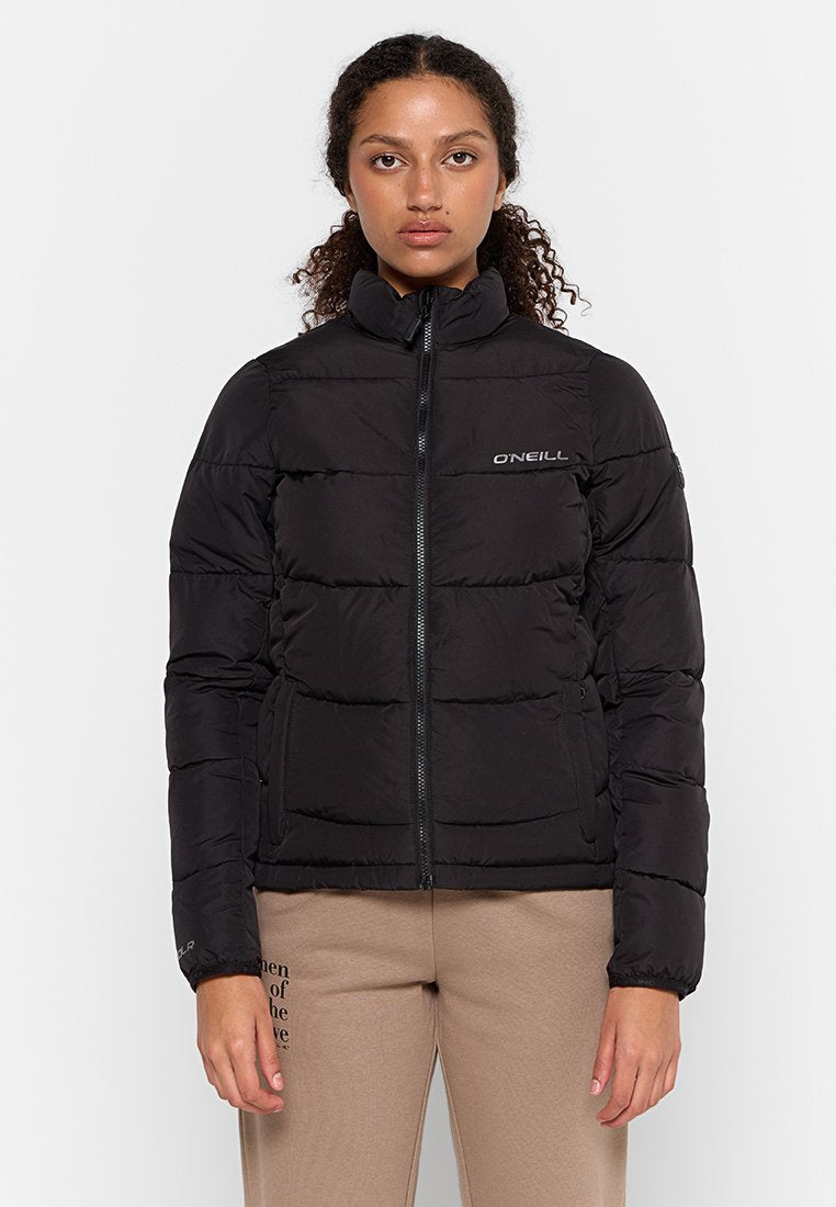Schwarze Daunenjacke mit hohem Kragen, ausgestattet mit einem Reißverschluss auf der Vorderseite, horizontalem Steppdesign und O'Neill-Logo auf der Brust.