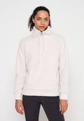 Hellrosa Fleece-Pullover mit hohem Kragen, Reißverschluss halb geöffnet, Seitentaschen und gerippten Bündchen; weiche Textur mit gemütlichem Aussehen.