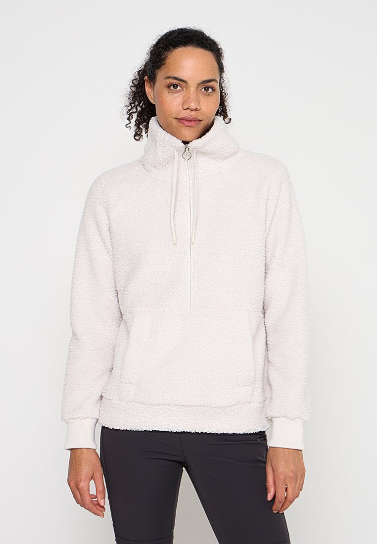 Hellrosa Fleece-Pullover mit hohem Kragen, Reißverschluss halb geöffnet, Seitentaschen und gerippten Bündchen; weiche Textur mit gemütlichem Aussehen.