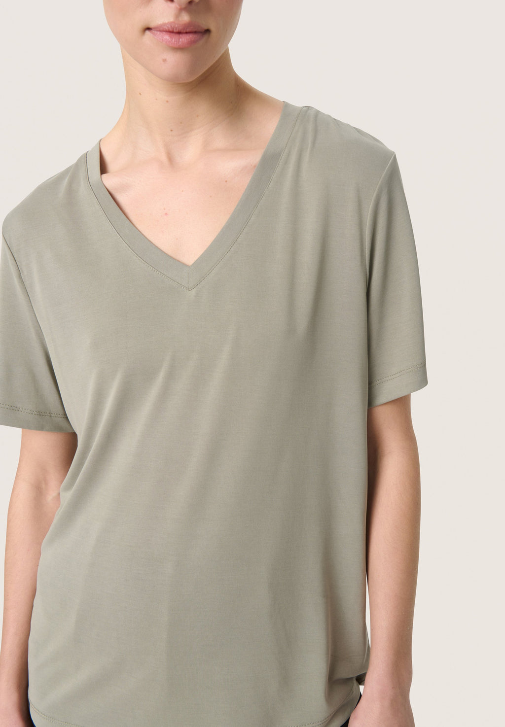 Soaked in Luxury SLCOLUMBINE V-NECK SS