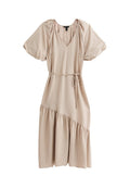 Beiges Midi-Kleid mit V-Ausschnitt, kurzen Puffärmeln, Taillengürtel und mehrstufigem Rüschensaum. Der Stoff hat ein weiches, strukturiertes Aussehen.