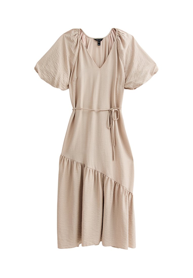 Beiges Midi-Kleid mit V-Ausschnitt, kurzen Puffärmeln, Taillengürtel und mehrstufigem Rüschensaum. Der Stoff hat ein weiches, strukturiertes Aussehen.