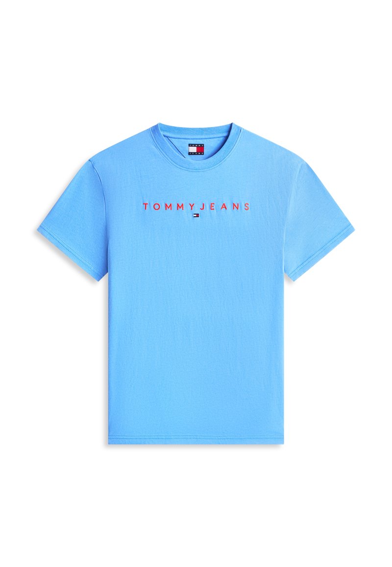 Hellblaues Kurzarm-T-Shirt mit rotem "TOMMY JEANS"-Schriftzug und kleinem Tommy Hilfiger Flaggenlogo, mittig auf der Brust.