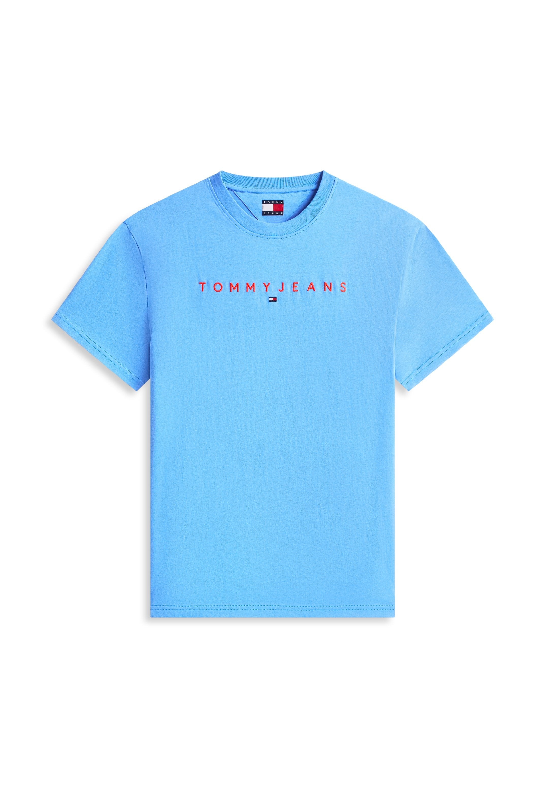 Hellblaues Kurzarm-T-Shirt mit rotem "TOMMY JEANS"-Schriftzug und kleinem Tommy Hilfiger Flaggenlogo, mittig auf der Brust.
