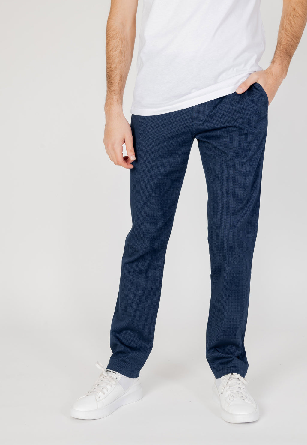 Armani Exchange Chino Media 2