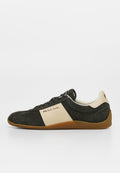 Schwarzer und beiger Sneaker mit niedrigem Schaft, brauner Sohle, Schnürung vorne und "PS Paul Smith" Logo an der Seite und Ferse.