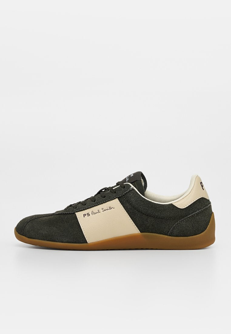 Schwarzer und beiger Sneaker mit niedrigem Schaft, brauner Sohle, Schnürung vorne und "PS Paul Smith" Logo an der Seite und Ferse.