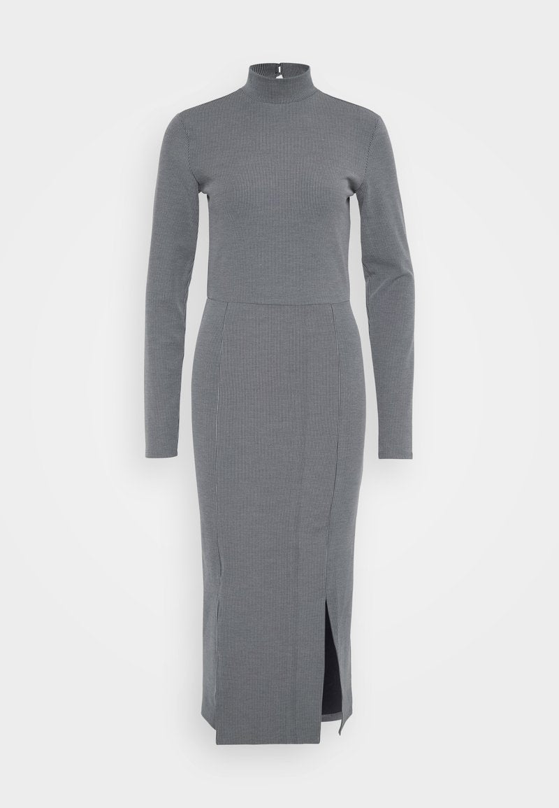 Graues, geripptes Kleid mit hohem Kragen und langen Ärmeln, das eine seitliche Schlitze für Bewegungsfreiheit und eine figurbetonte Silhouette aufweist.