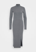 Graues, geripptes Kleid mit hohem Kragen und langen Ärmeln, das eine seitliche Schlitze für Bewegungsfreiheit und eine figurbetonte Silhouette aufweist.