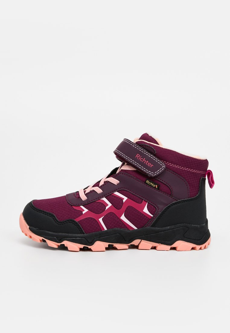 Bordeauxfarbene Wanderschuhe mit rosa Akzenten, ausgestattet mit einem Klettverschluss, einem strukturierten Synthetik-Obermaterial und einer Gummisohle für besseren Halt.