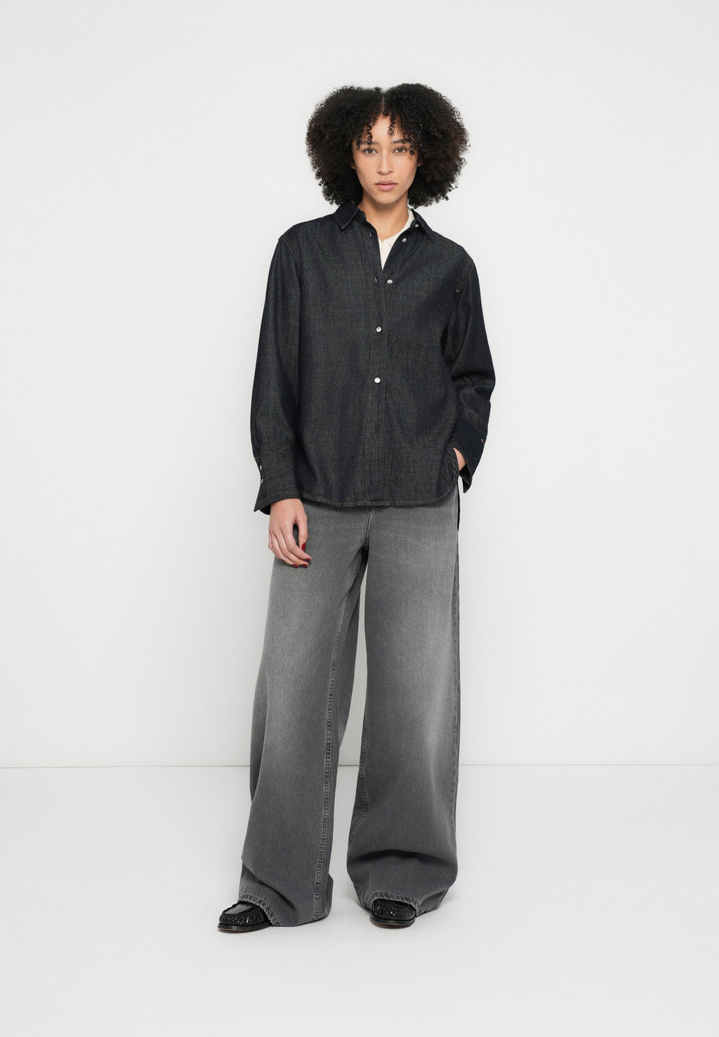 RELAXED FIT FLAG EMBROIDERY DENIM SHIRT Media 2