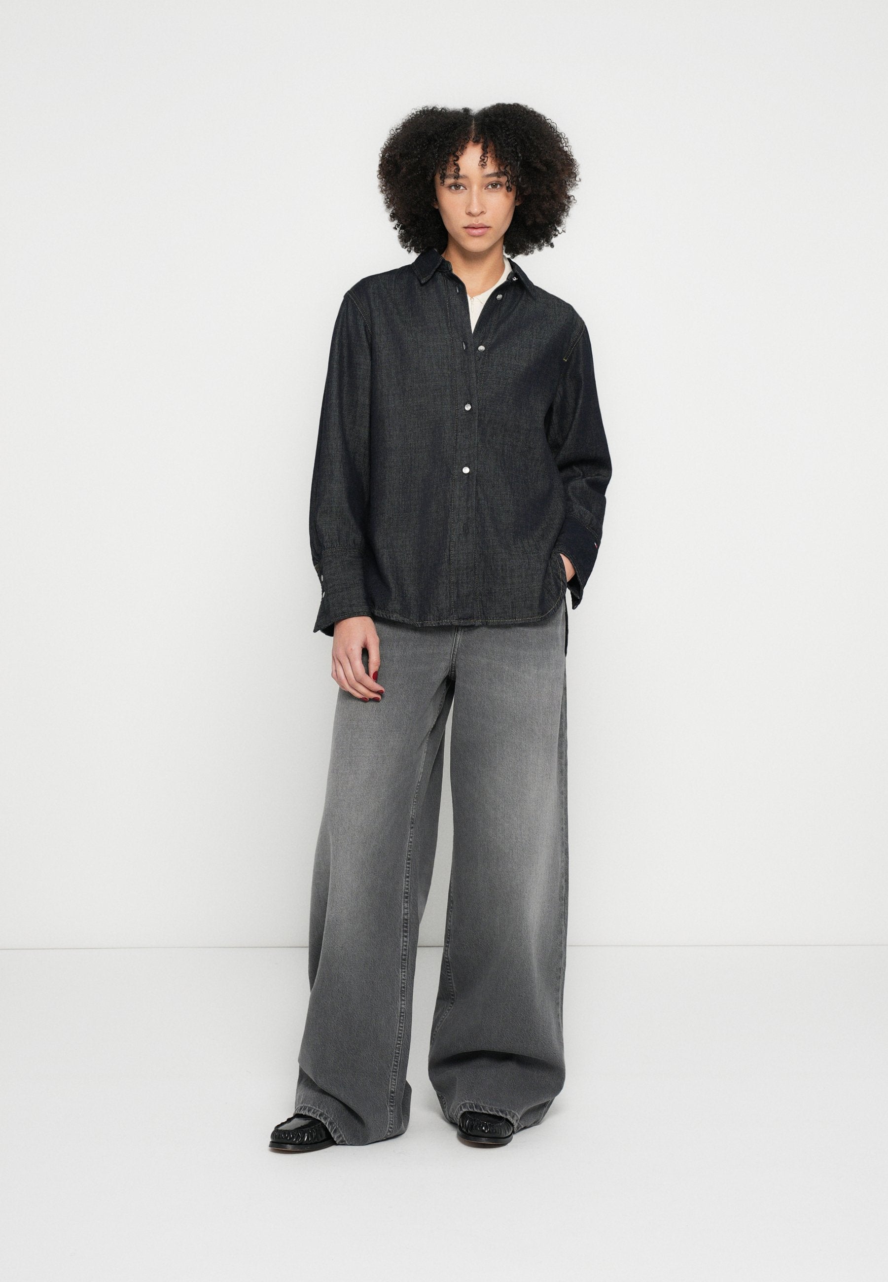 RELAXED FIT FLAG EMBROIDERY DENIM SHIRT Media 2