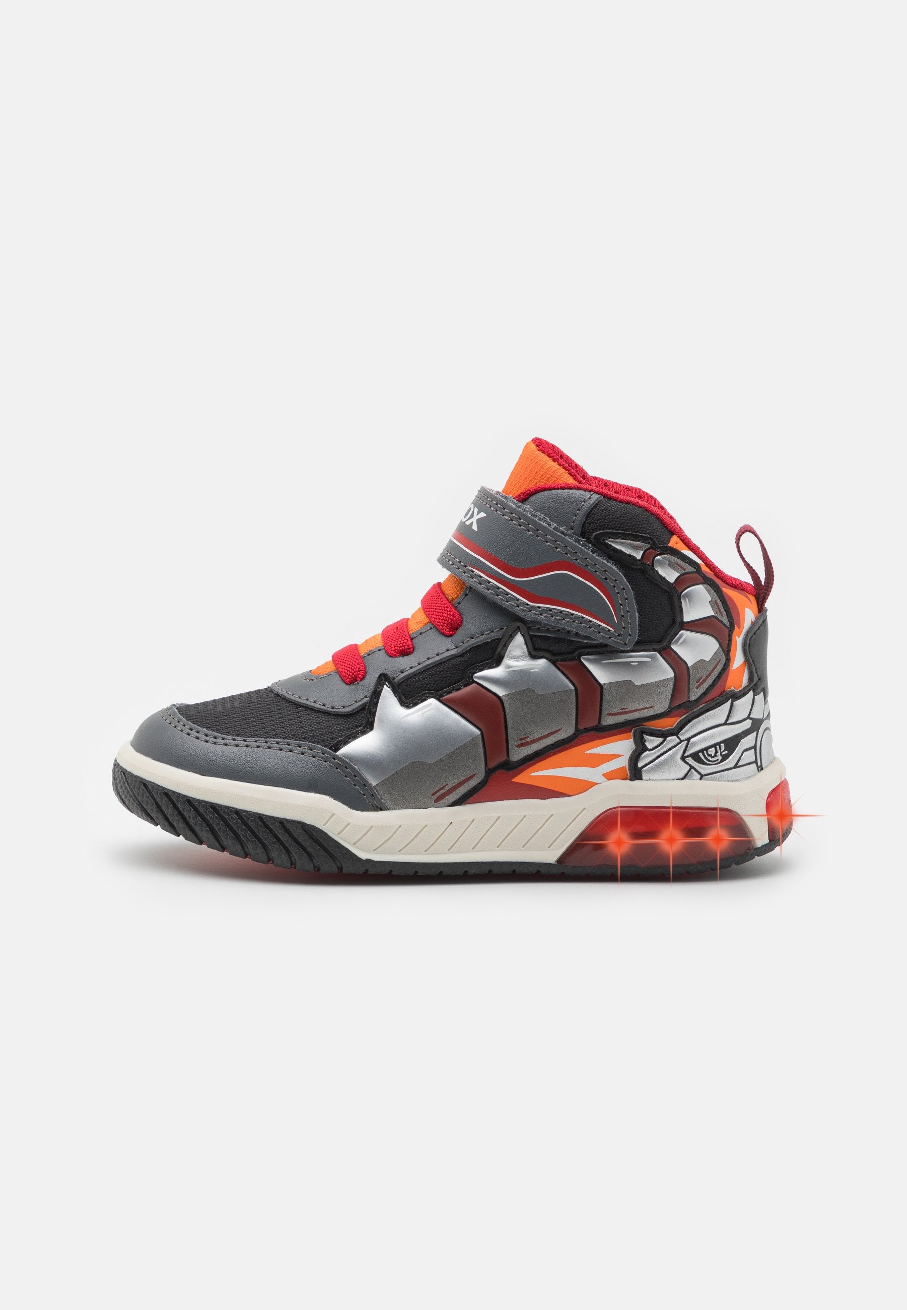 Graue High-Top-Sneaker mit roten und orangefarbenen Akzenten. Mit silbernen Details, reflektierenden Elementen und einer leuchtenden Sohle.