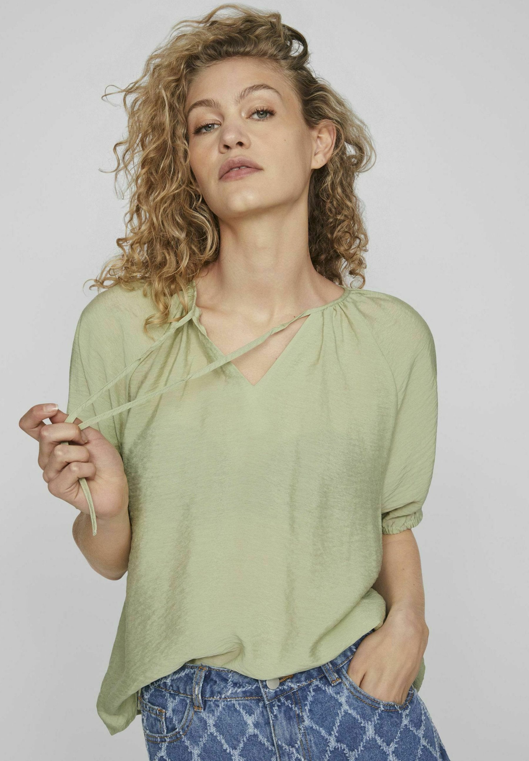 VILA TIE NECK