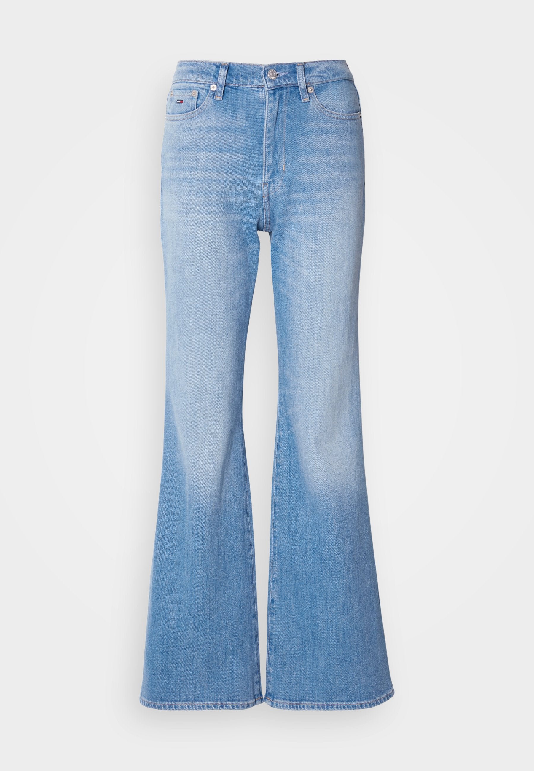 Helle blaue, ausgestellte Jeans mit hoher Taille, ausgestattet mit einem Knopfverschluss und Gürtelschlaufen. Glatte Textur und ausgewaschener Look bis zu den Beinen.