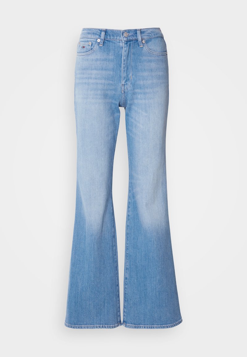 Helle blaue, ausgestellte Jeans mit hoher Taille, ausgestattet mit einem Knopfverschluss und Gürtelschlaufen. Glatte Textur und ausgewaschener Look bis zu den Beinen.