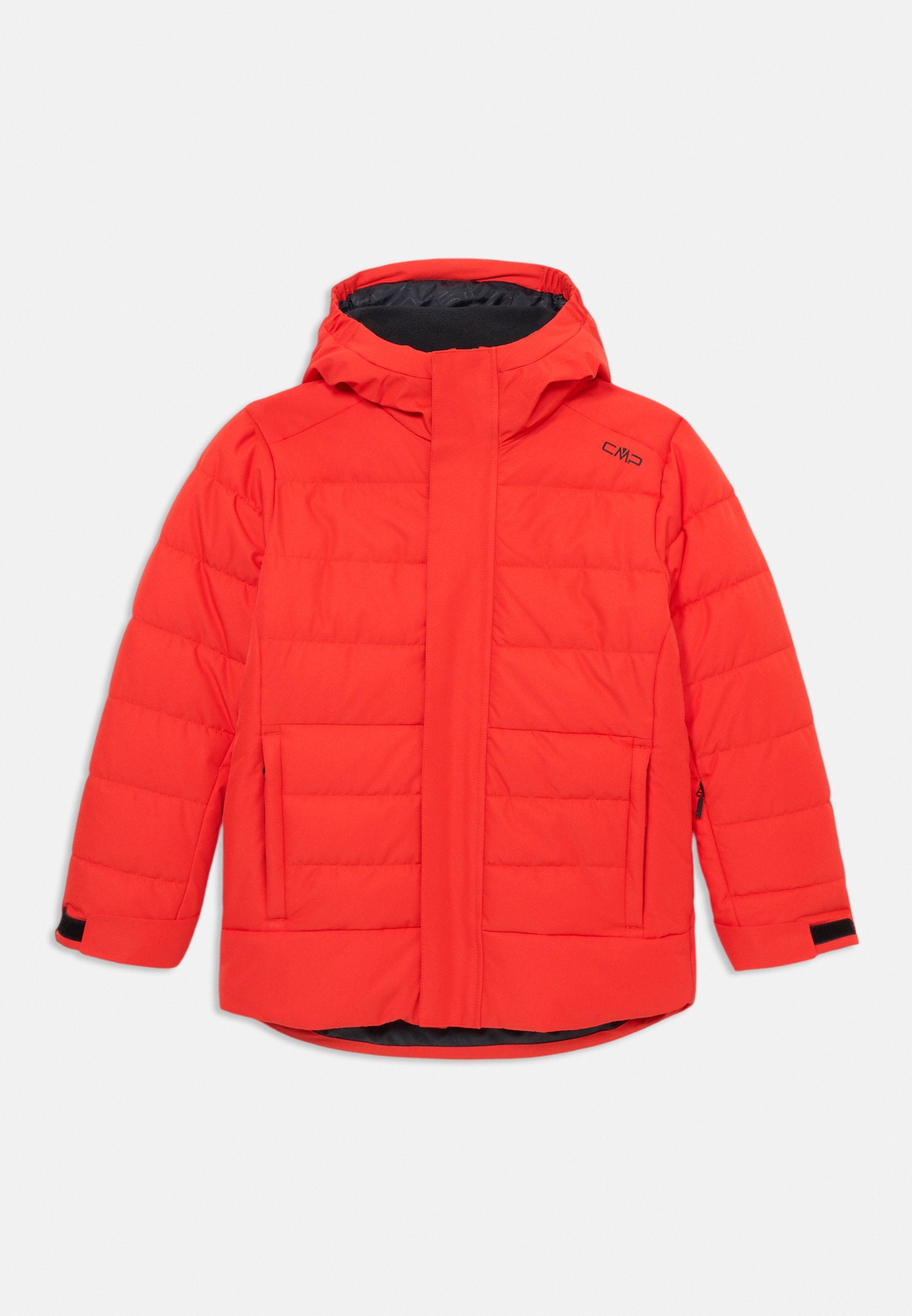 Rote gepolsterte Jacke mit Kapuze, ausgestattet mit einem Reißverschluss, zwei seitlichen Taschen und schwarzen Bündchen. Glatte Oberfläche mit gesteppter Optik.