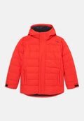 Rote gepolsterte Jacke mit Kapuze, ausgestattet mit einem Reißverschluss, zwei seitlichen Taschen und schwarzen Bündchen. Glatte Oberfläche mit gesteppter Optik.