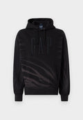Schwarzer Baumwoll-Hoodie mit frontaler Kängurutasche, Kordelzug-Kapuze und großem erhabenen "GAP"-Logo auf der Brust.