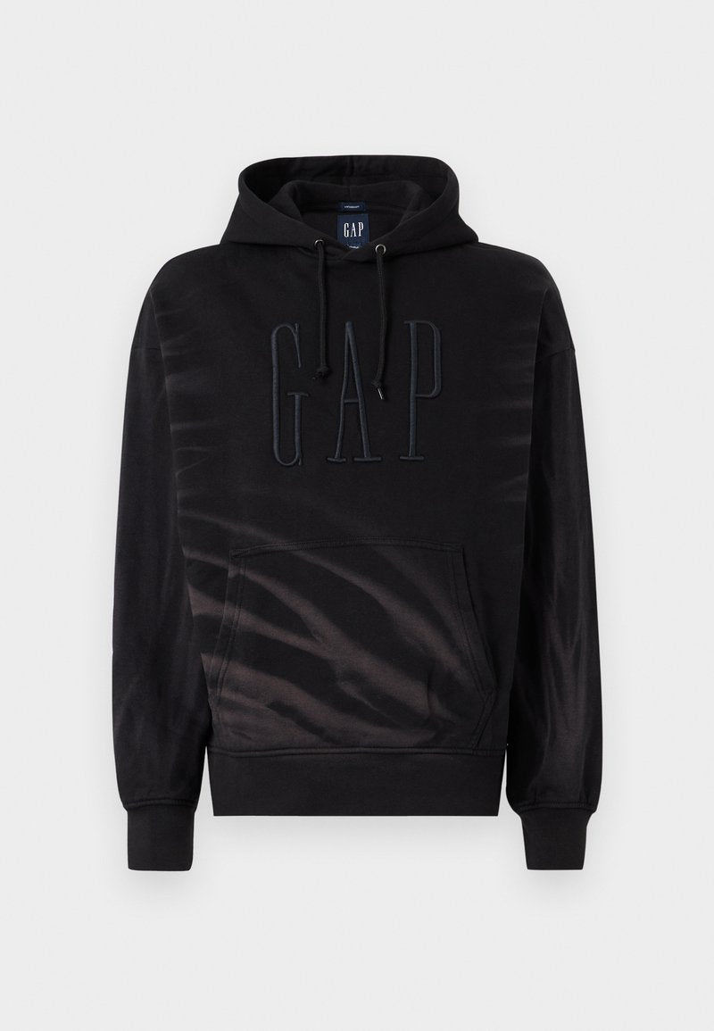 Schwarzer Baumwoll-Hoodie mit frontaler Kängurutasche, Kordelzug-Kapuze und großem erhabenen "GAP"-Logo auf der Brust.