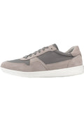 Graue Wildleder- und Mesh-Sneaker mit niedrigem Profil, runder Zehenpartie und weißer Gummisohle. Verfügt über tonales Nähen und Schnürverschluss.