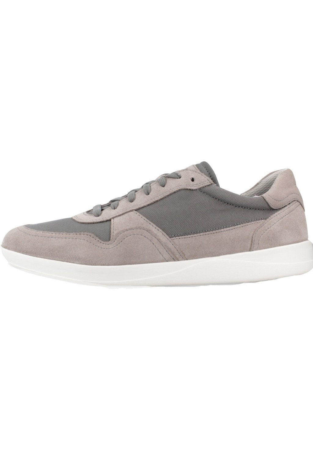 Graue Wildleder- und Mesh-Sneaker mit niedrigem Profil, runder Zehenpartie und weißer Gummisohle. Verfügt über tonales Nähen und Schnürverschluss.