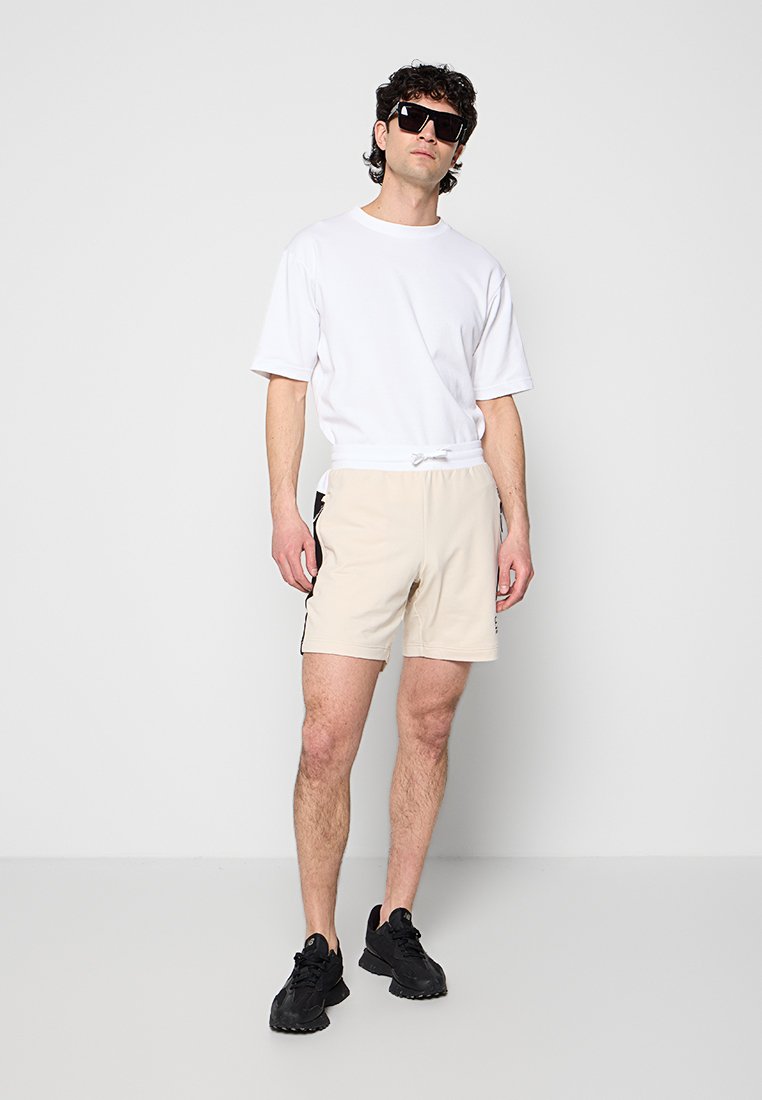 EA7 Emporio Armani Shorts Media 2