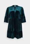 Türkises Samtkleid mit V-Ausschnitt, dreiviertellangen Ärmeln und einem gestuften Rock. Weiche Textur und dezenter Glanz.