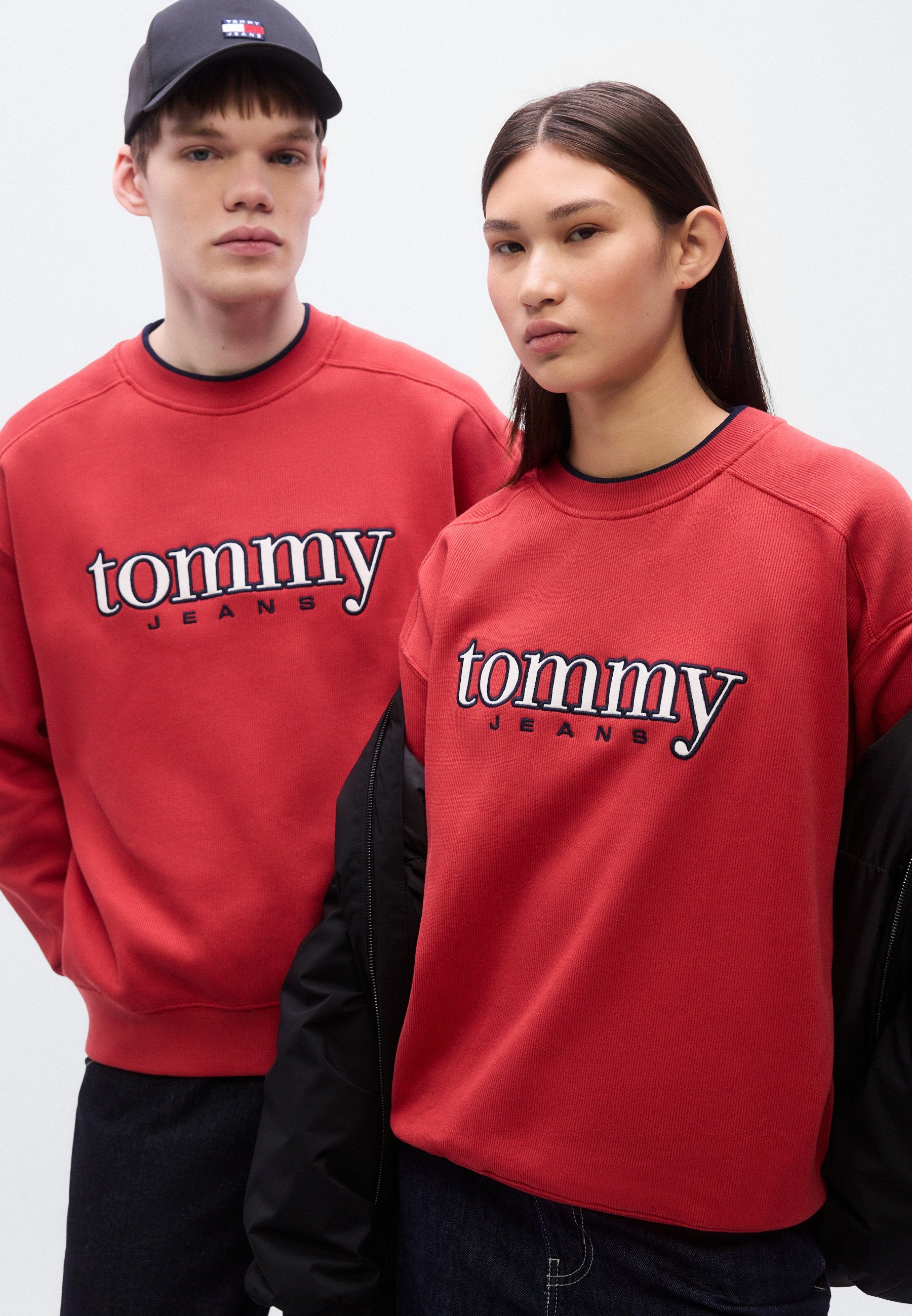Tommy Jeans 90S LOGO APPLIQUÉ FLEECE SWEATSHIRT