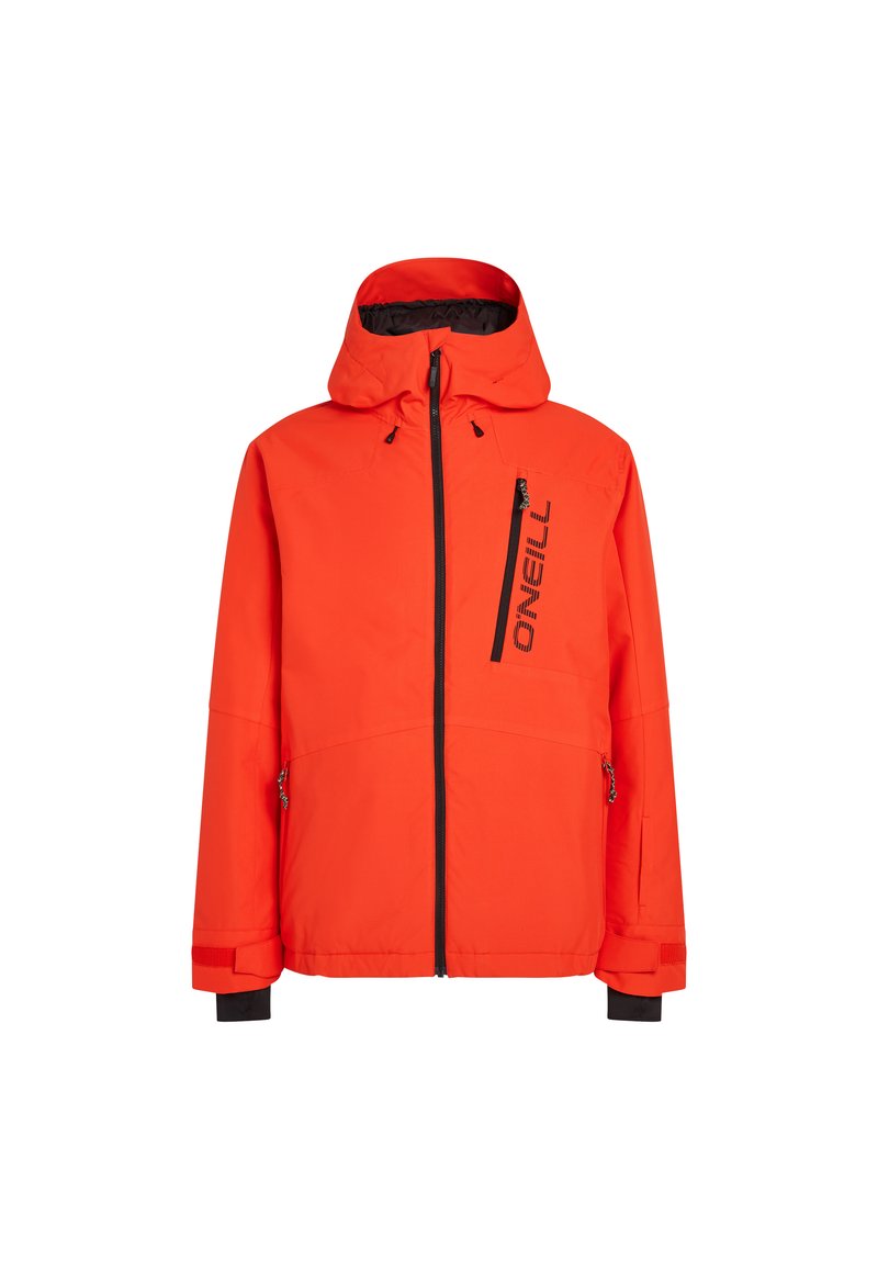 Rote wasserdichte Jacke mit Kapuze, mit Reißverschlusstaschen, schwarzen Akzenten, verstellbaren Bündchen und einem bedruckten Logo auf der Brust.