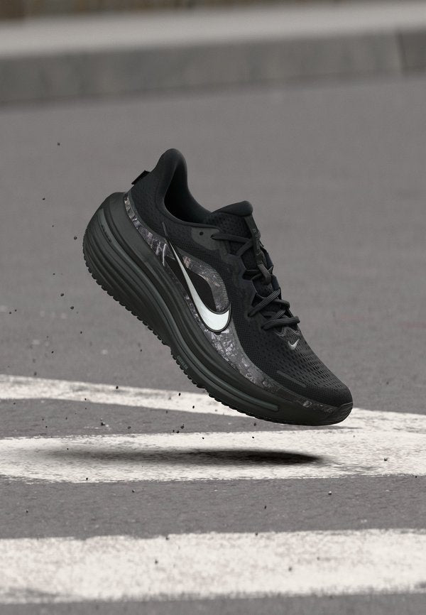 Nike Performance AIR WINFLO 12 PRINT - Road running shoes - black/metallic dark grey/iron grey