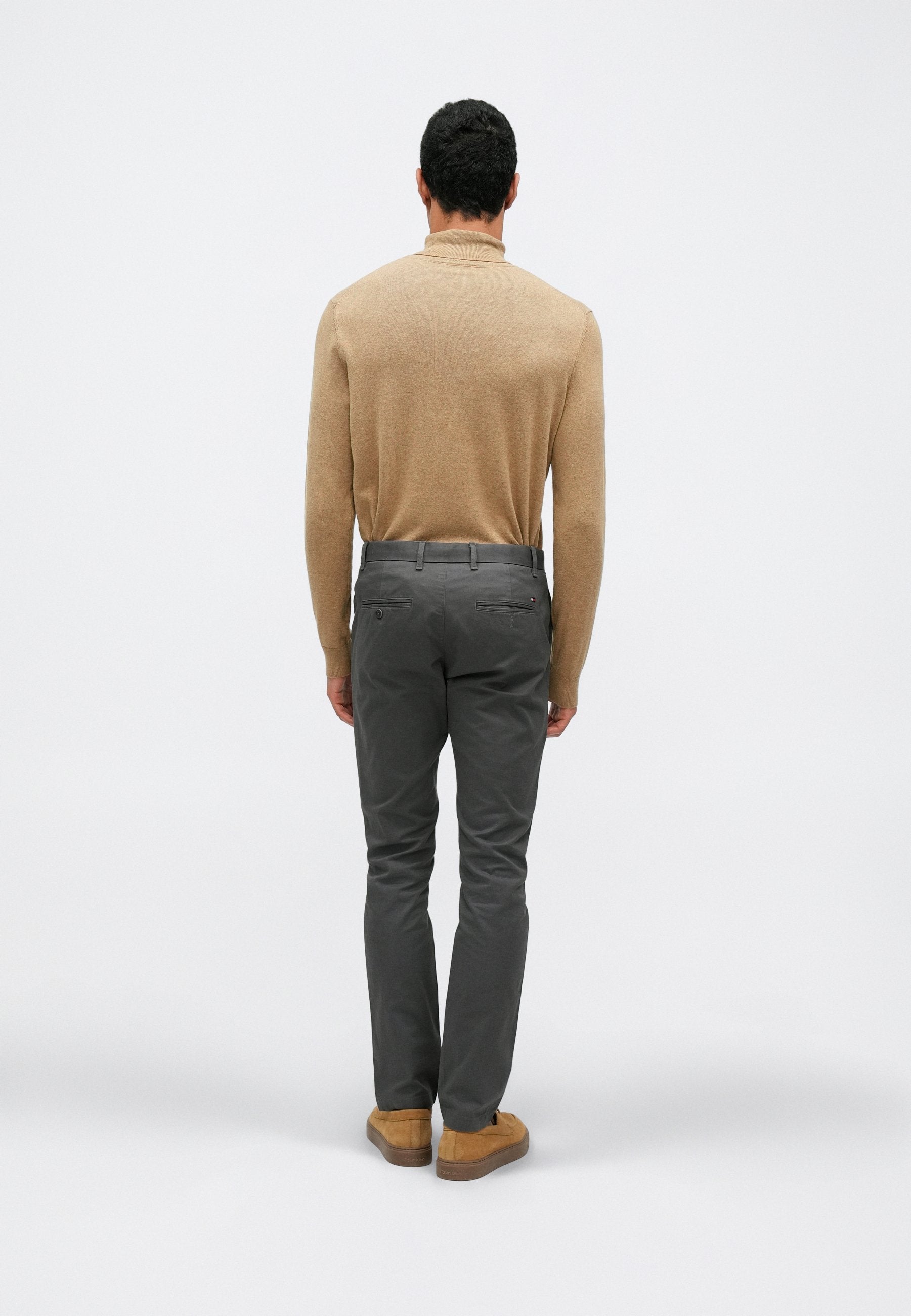 1985 BLEECKER SLIM FIT CHINOS Media 4