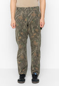 Tarnfarbene Cargo-Hosen in einer Mischung aus Dunkelgrün, Braun und Beige. Verfügt über Seitentaschen und einen lockeren Schnitt mit einem stabilen Bund.
