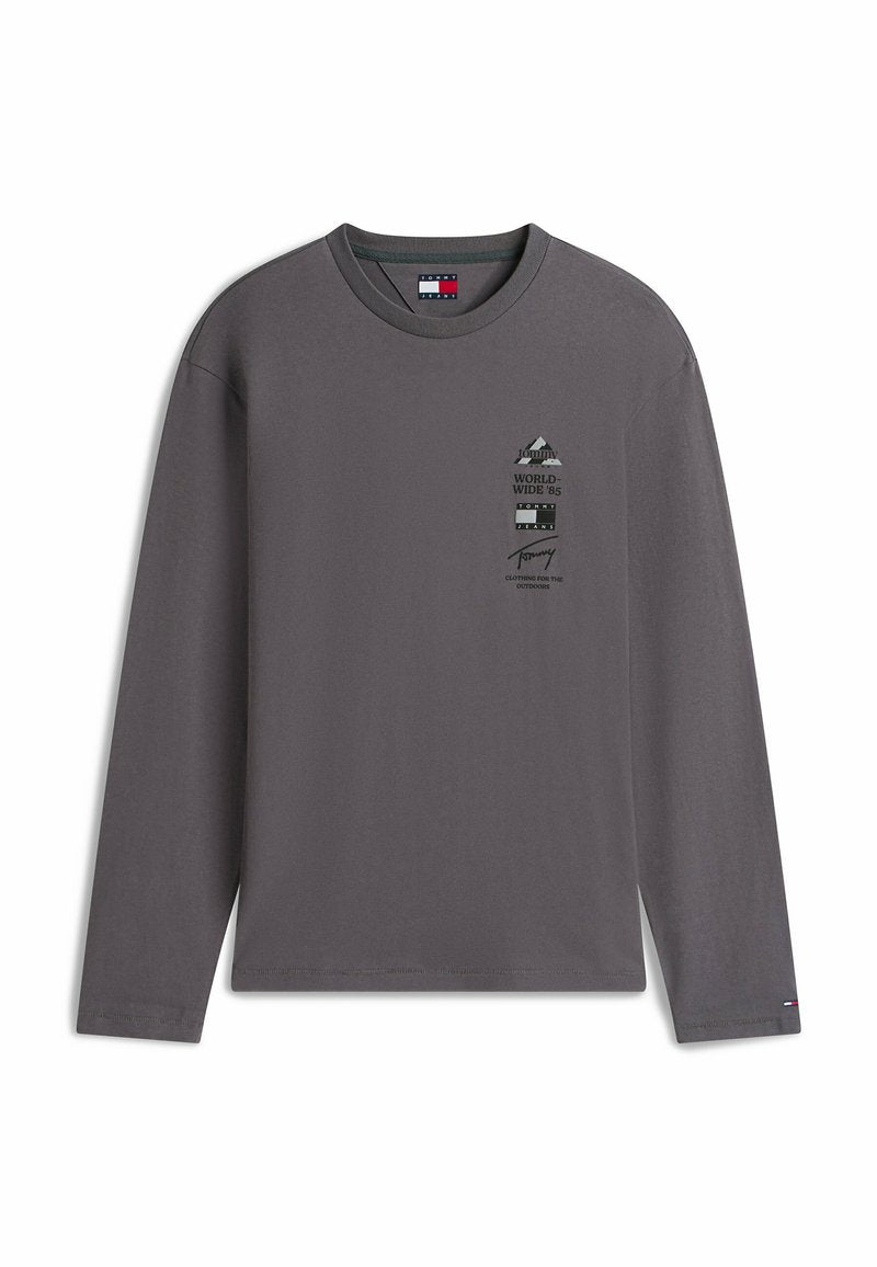 Langärmliges graues T-Shirt aus Baumwolle mit einem gedruckten Bergdesign und schwarzem Textlogo auf der linken Brust.