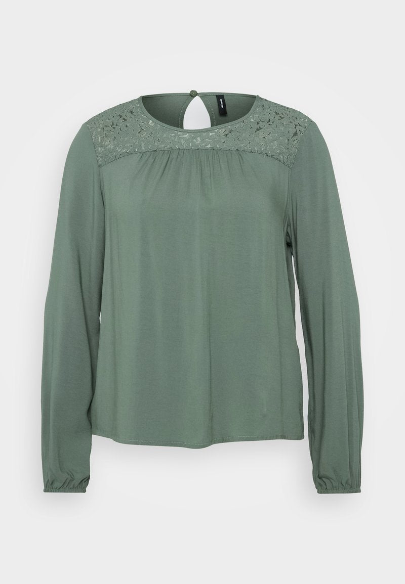 Langärmlige grüne Bluse mit einem Spitzenbesatz am Ausschnitt, Raffung und einer Knopfverschlüsse auf der Rückseite. Weiche, glatte Stofftextur.