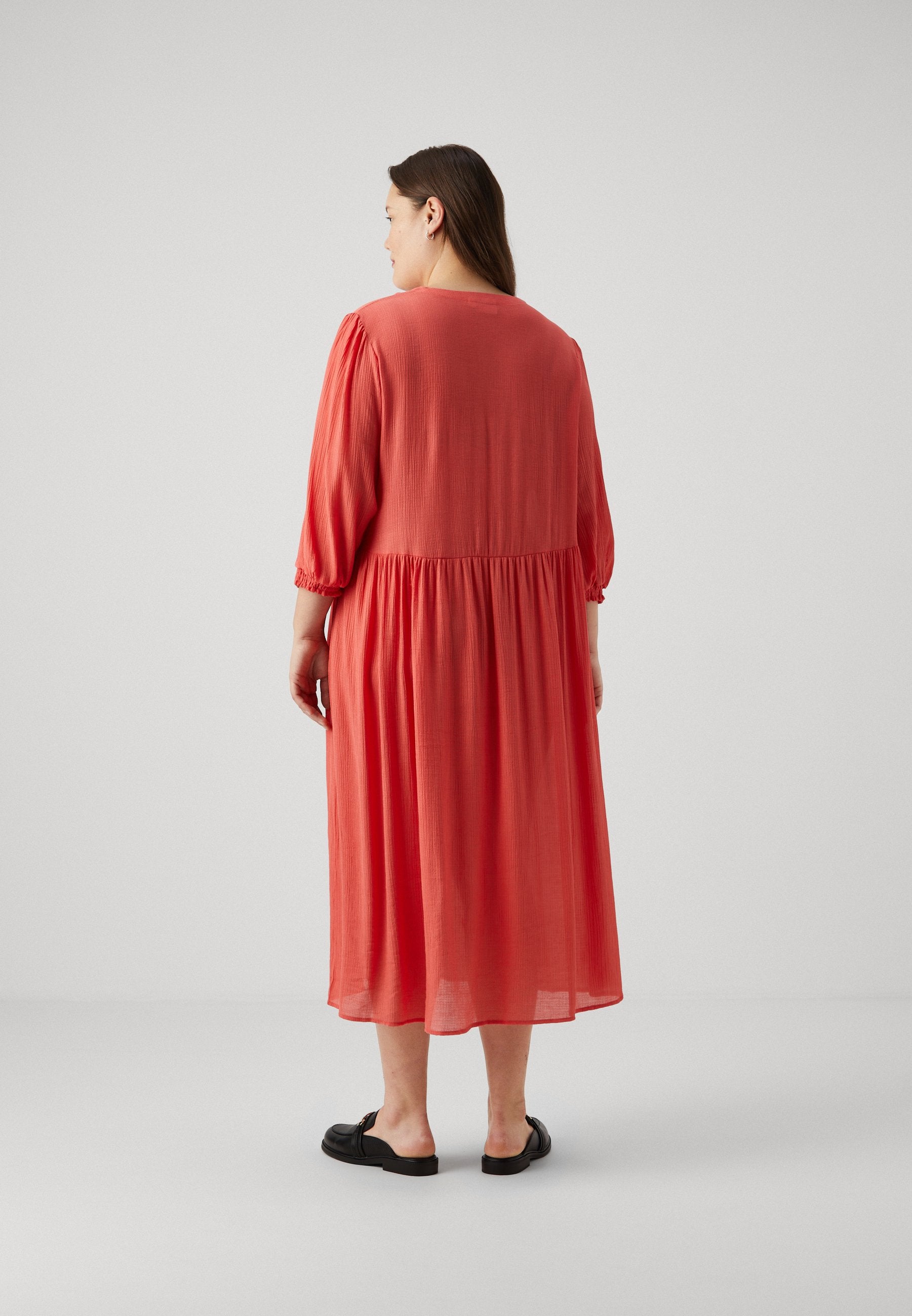 CARGEORGIA 3/4 MIDI DRESS Media 4