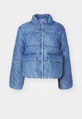 Blaue, verkürzte Denim-Pufferjacke mit hohem Kragen, Frontreißverschluss, zwei großen aufgesetzten Taschen und gesteppten Details.