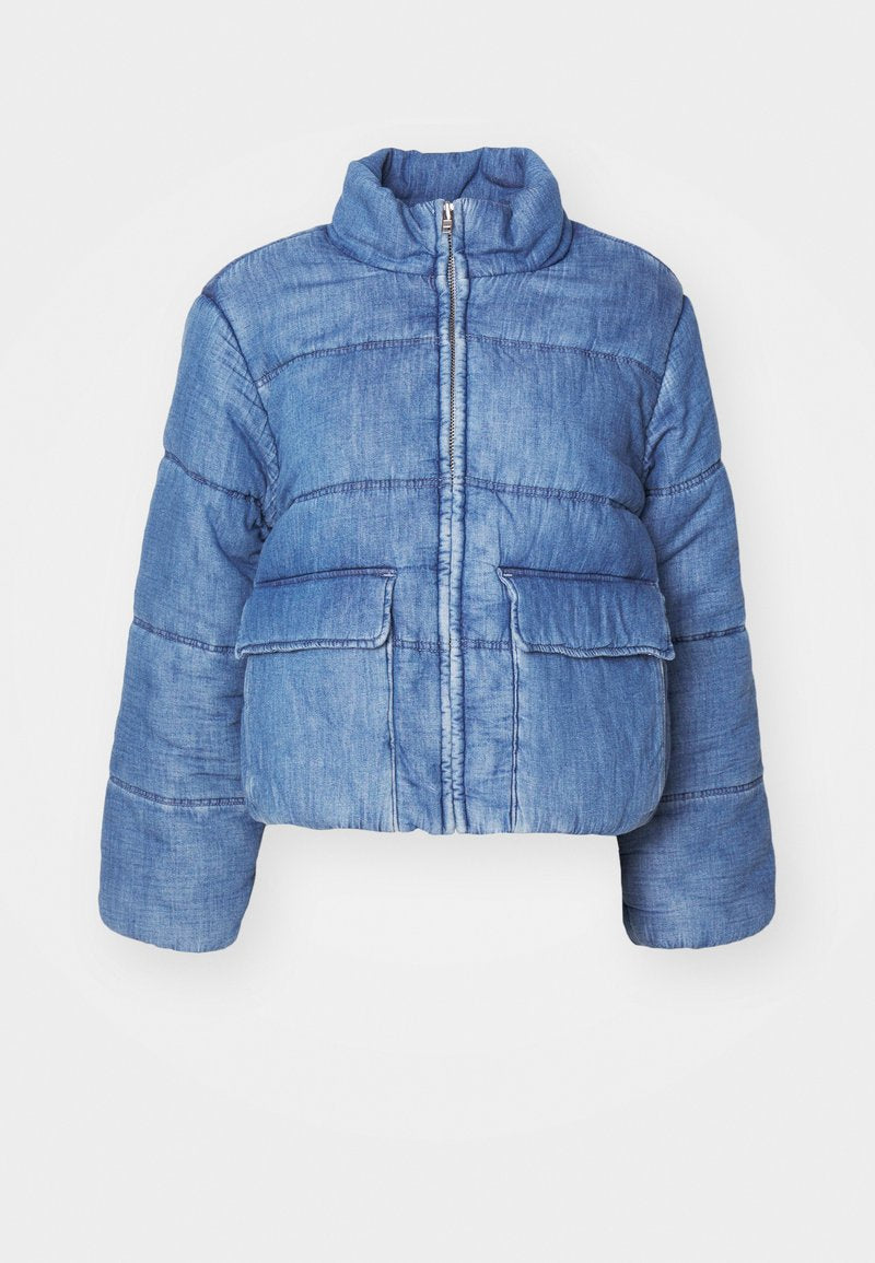 Blaue, verkürzte Denim-Pufferjacke mit hohem Kragen, Frontreißverschluss, zwei großen aufgesetzten Taschen und gesteppten Details.