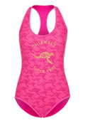 Rosa Einteiler-Badeanzug mit Racerback-Design, versehen mit einem wiederholten Känguru-Muster in dunklerem Rosa und gelbem Text "CHEMSEE SINCE 1982."