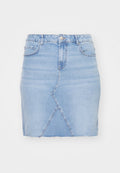 Jeansrock in hellblau, mit taillierter Passform, ausgefranstem Saum und schrägem Nahtdetail. Vordertaschen mit Metallschnappverschluss.