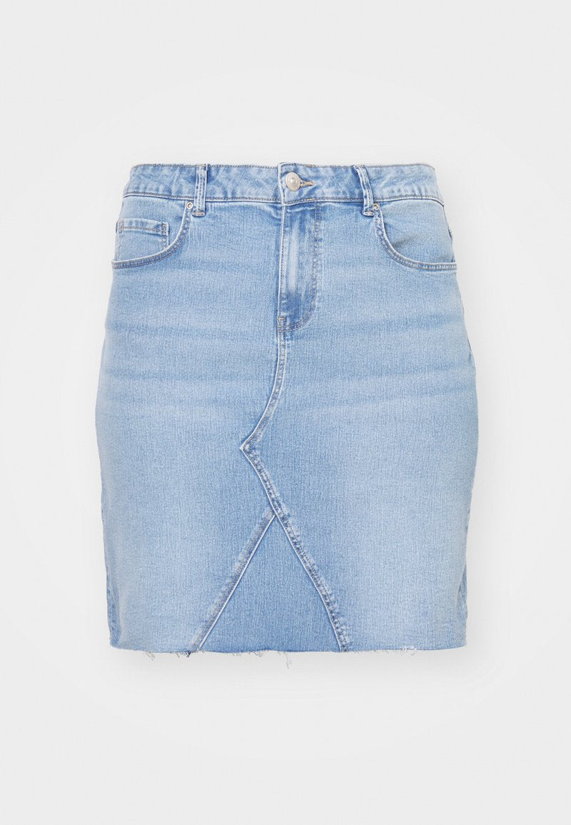 Jeansrock in hellblau, mit taillierter Passform, ausgefranstem Saum und schrägem Nahtdetail. Vordertaschen mit Metallschnappverschluss.
