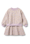 Fliederfarbenes Kleid mit langen Ärmeln, Blumenmuster mit gelben Blumen, weicher Baumwollstoff, runder Ausschnitt sowie elastische Bündchen und Taillenbund.