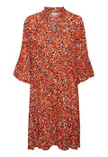 Rotes und orangefarbenes Kleid mit floralem Muster, Rüschenärmeln, V-Ausschnitt und gestuftem Rockdesign. Hergestellt aus leichtem Stoff.