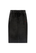 Schwarzer Denim-Bleistiftrock mit elastischem Taillenbund und Kordelzug, versehen mit einem roten Logoakzent. Glatte Textur und gerade Silhouette.