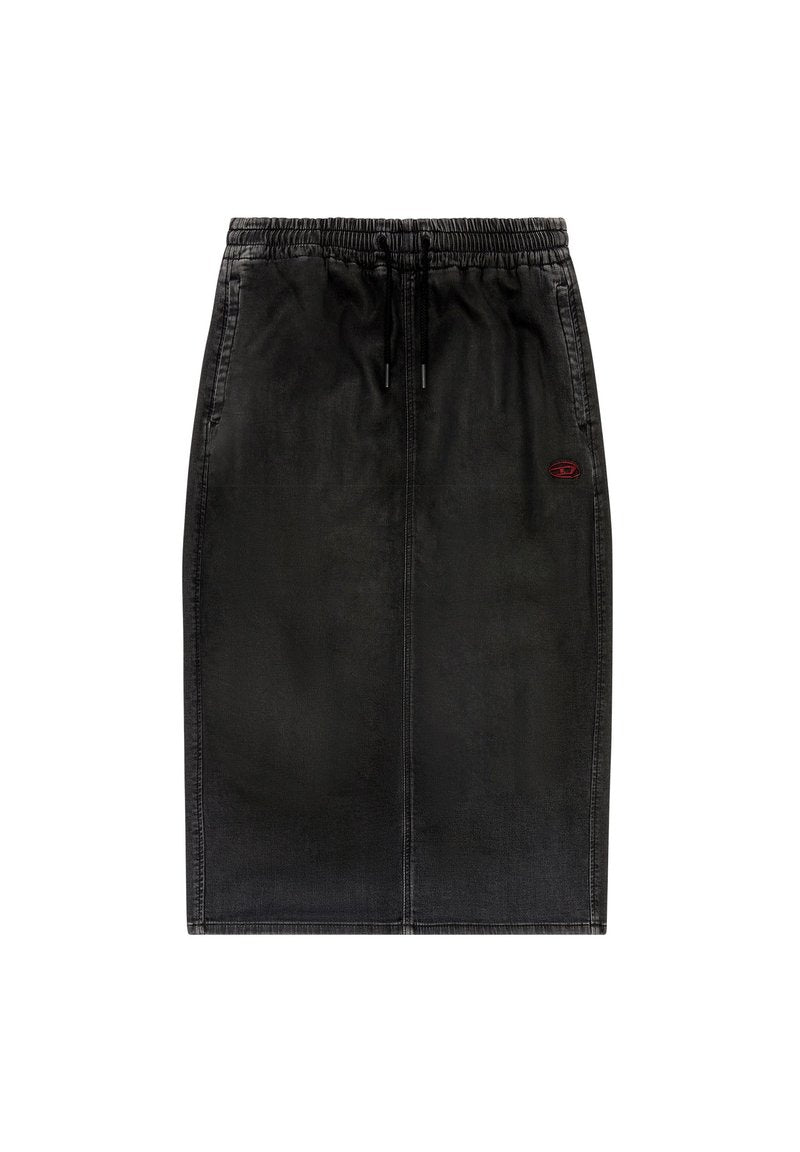 Schwarzer Denim-Bleistiftrock mit elastischem Taillenbund und Kordelzug, versehen mit einem roten Logoakzent. Glatte Textur und gerade Silhouette.