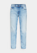 Hellblaue Denim-Jeans mit geradem Schnitt, Fünf-Taschen-Design und subtiler Ausbleichung; ausgestattet mit einem Metallknopf und kontrastierenden Nähten.