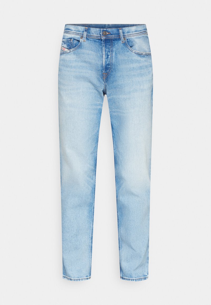 Hellblaue Denim-Jeans mit geradem Schnitt, Fünf-Taschen-Design und subtiler Ausbleichung; ausgestattet mit einem Metallknopf und kontrastierenden Nähten.