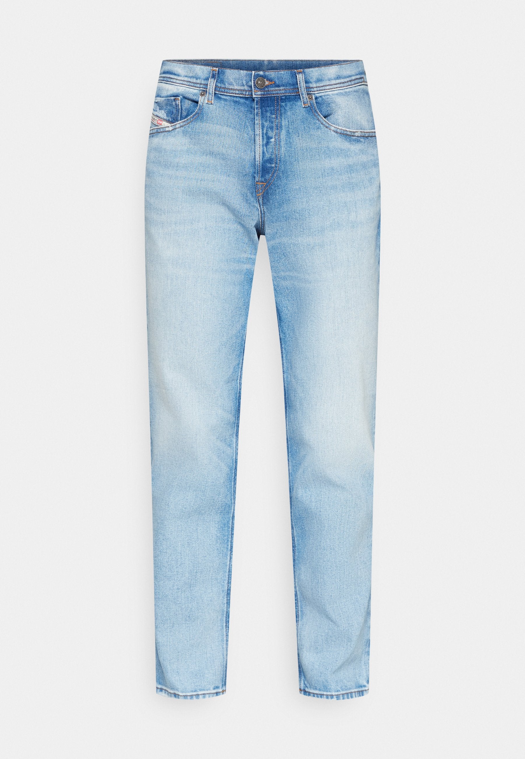 Hellblaue Denim-Jeans mit geradem Schnitt, Fünf-Taschen-Design und subtiler Ausbleichung; ausgestattet mit einem Metallknopf und kontrastierenden Nähten.