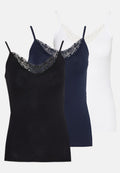 Drei Tops in Schwarz, Marineblau und Weiß. Jedes hat eine Spitzenbordüre am Ausschnitt und dünne, verstellbare Träger. Der Stoff wirkt weich und dehnbar.