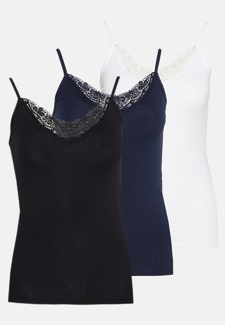 Drei Tops in Schwarz, Marineblau und Weiß. Jedes hat eine Spitzenbordüre am Ausschnitt und dünne, verstellbare Träger. Der Stoff wirkt weich und dehnbar.